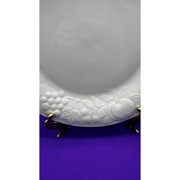 Vtg Gibson China White Embossed Raised Fruit Chop Plate/Serving Platter 12" Dia. - Picture 5 of 8